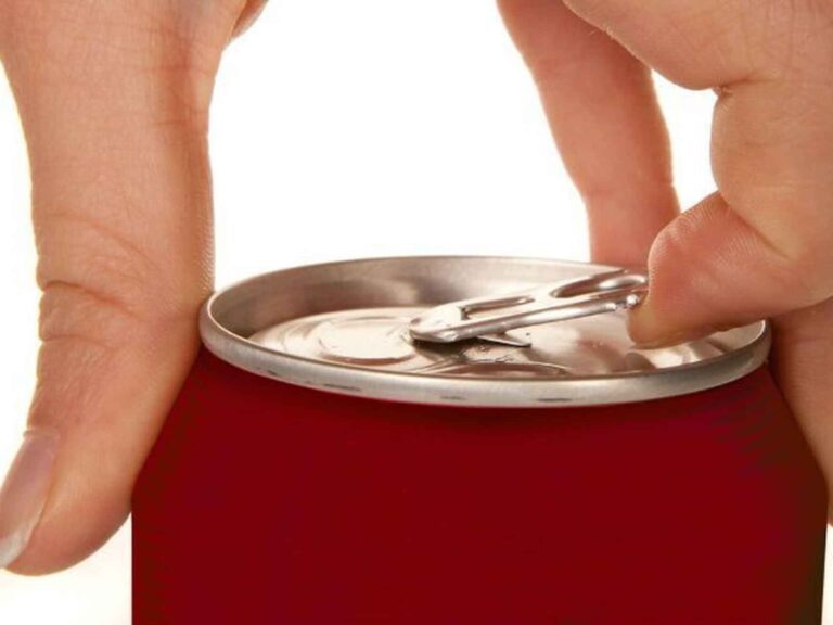 Para qué se utiliza un abrelatas en latas metálicas 25 abrelatas y lata metalica en uso