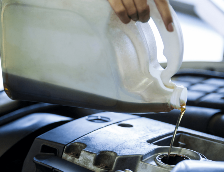 aceite de motor con tono grisaceo