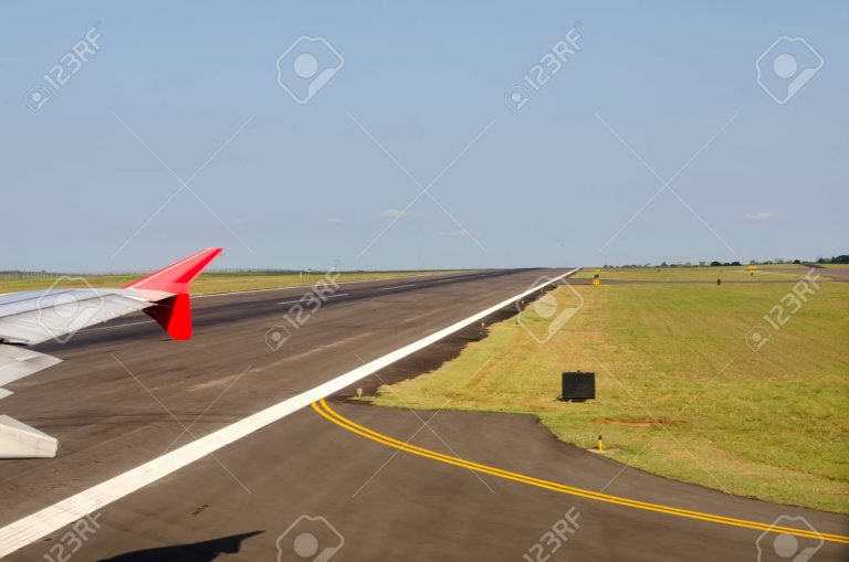 Qué significa "vale por un aeropuerto" y cómo se utiliza 14 aeropuerto con aviones y pista despejada