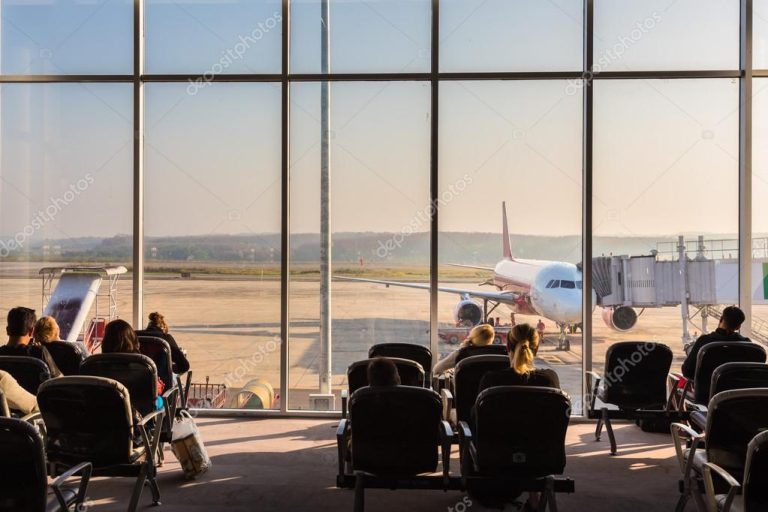 Cuántas horas antes debo estar en el aeropuerto para mi vuelo 8 aeropuerto con pasajeros esperando el vuelo