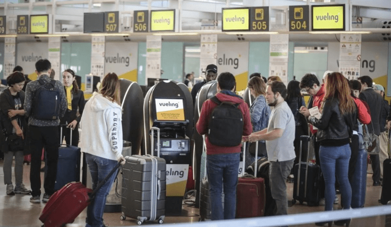 aeropuerto con pasajeros haciendo check in