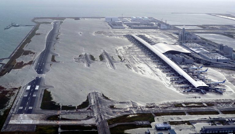 Qué hacer si tu vuelo es cancelado por mal clima 10 aeropuerto vacio bajo una tormenta