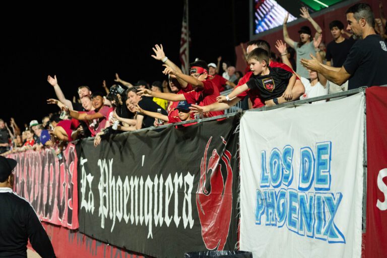 aficionados en un evento deportivo vibrante