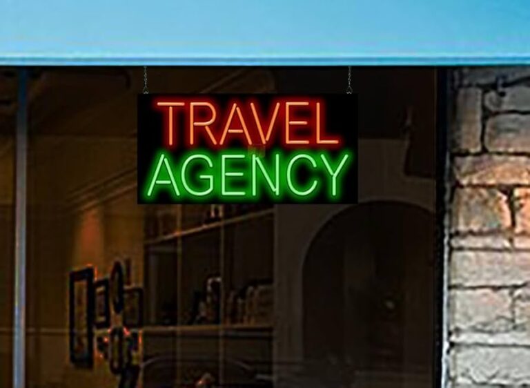 Qué señales indican que una agencia de viajes en Perú es una estafa 2 agencia de viajes con letrero de advertencia