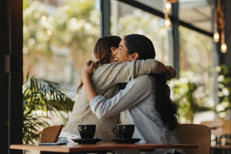 Cómo escribir una emotiva carta de Año Nuevo para tu mejor amiga 18 amigas escribiendo cartas en un cafe