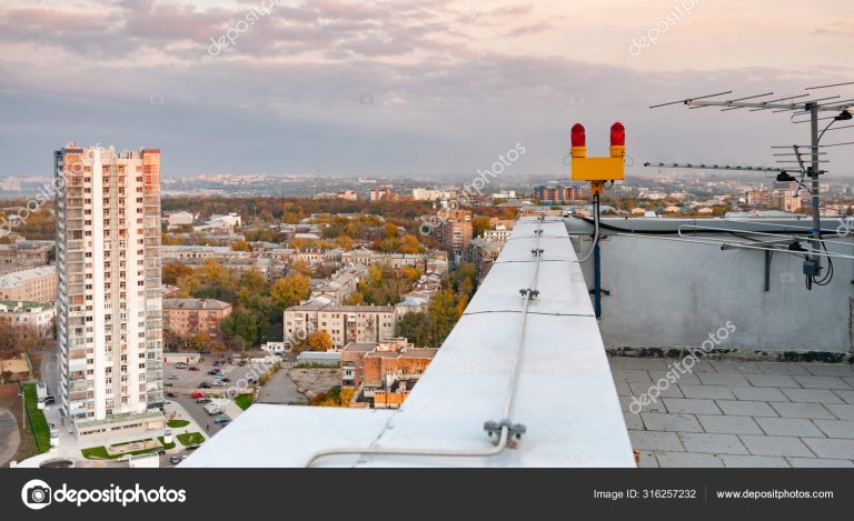 Cómo saber qué antena de TV comprar para recibir mejor señal 15 antena de tv en un paisaje urbano