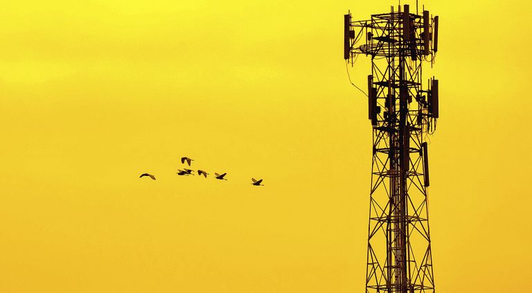 Qué es un aparato que emite o recibe ondas electromagnéticas 33 antena emitiendo ondas electromagneticas