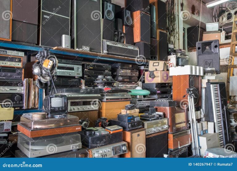 aparatos electronicos viejos en un mercado