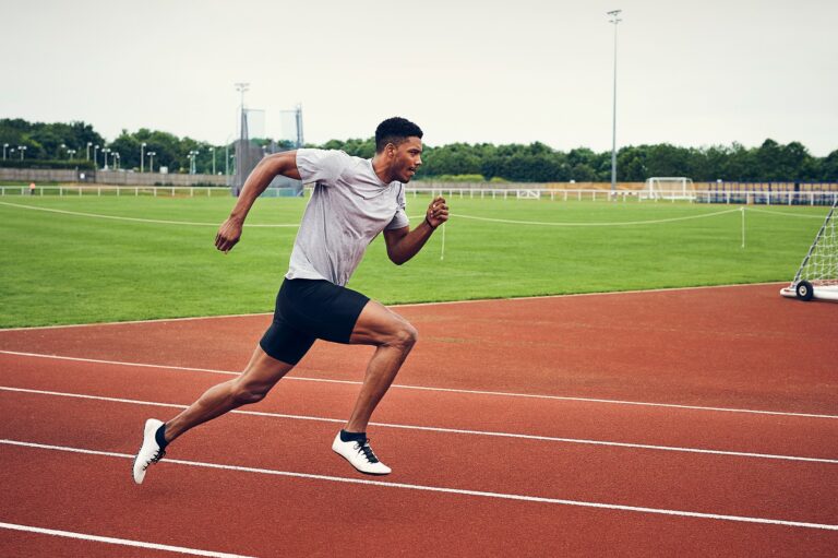 Qué pruebas de pista se realizan en el atletismo y sus caracterÃsticas 34 atleta corriendo en pista de atletismo