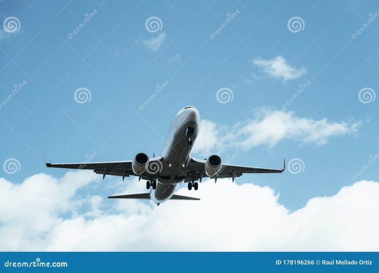 Qué debo incluir en un artículo personal sobre Viva Air 32 avion despegando en un cielo despejado