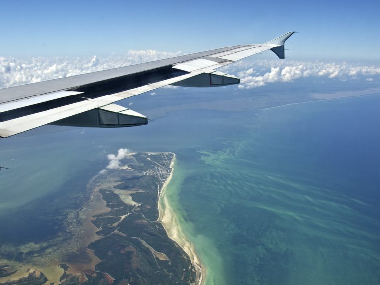 Qué lÃneas aéreas ofrecen vuelos a Canadá desde México 9 aviones sobrevolando paisajes canadienses y mexicanos