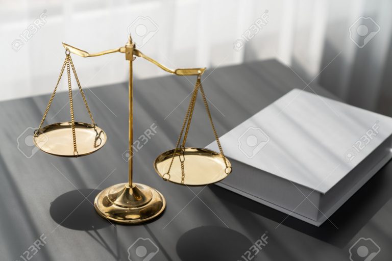 Cómo se puede fundar y motivar un argumento en derecho 38 balanza de justicia sobre libros legales 1