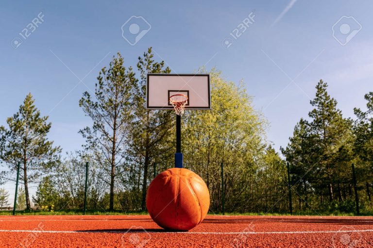 Cuánto cuesta el NBA League Pass y qué incluye su suscripción 5 balon de baloncesto sobre una cancha