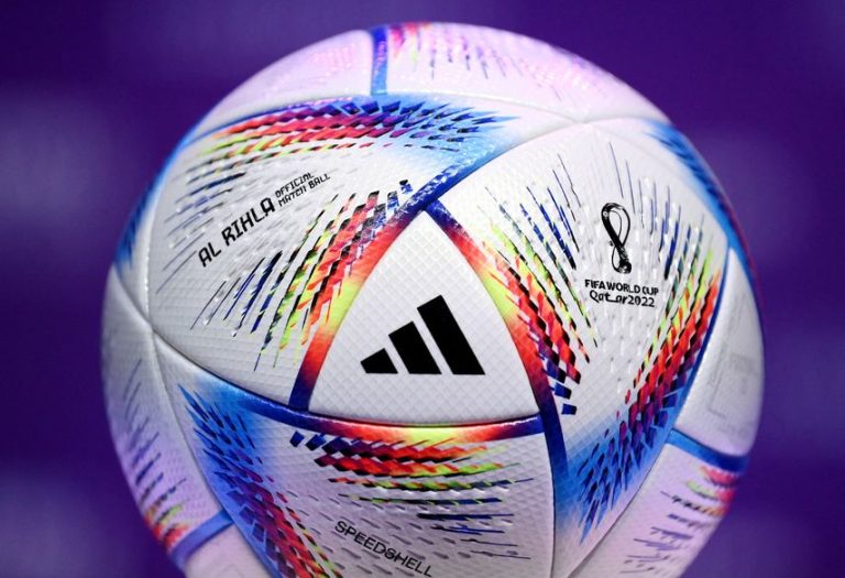 balon de futbol rapido en accion