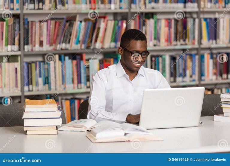 Cómo citar fuentes de Internet correctamente en tus trabajos académicos 15 biblioteca con libros y ordenador portatil