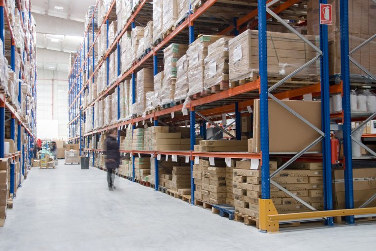 bienes de cambio en estanterias de almacen
