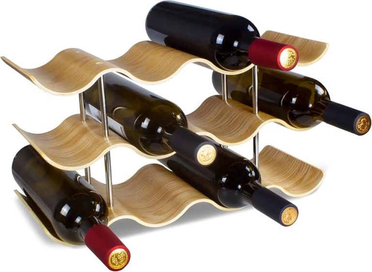 Qué opciones ofrece Alianza, la tienda de vinos más recomendada 33 botellas de vino en una elegante estanteria