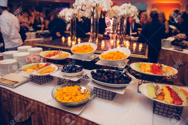 El Holiday Inn Querétaro ofrece buffet en sus servicios de comida 30 buffet variado en un restaurante elegante