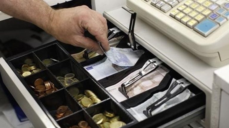 Cómo afecta el embargo de caja diaria a tu negocio 38 cajas registradoras con dinero en efectivo