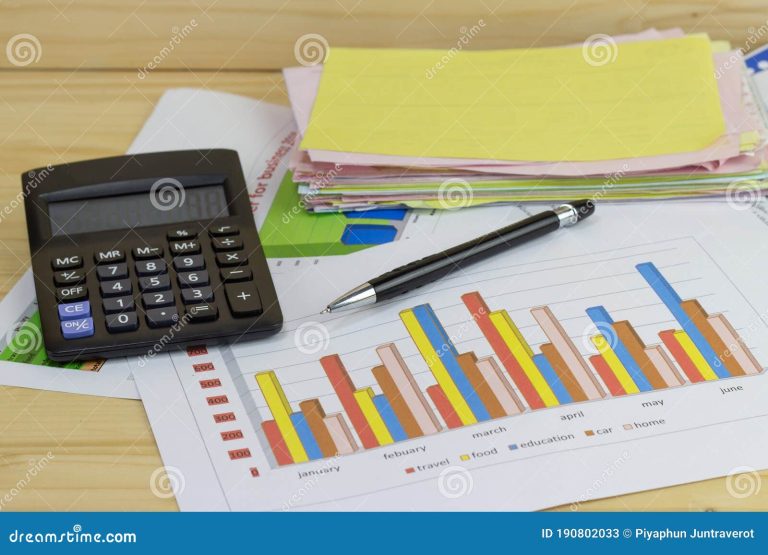 Cuánto debo recibir de liquidación por un año de trabajo 31 calculadora sobre mesa con documentos laborales