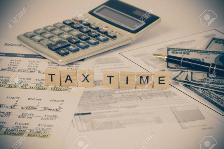 Cómo Calcular los Recargos del SAT de Forma Correcta 27 calculadora y documentos fiscales en mesa 2