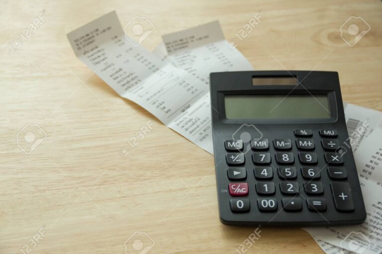 El IVA a favor se considera deudor o acreedor en contabilidad 24 calculadora y facturas sobre una mesa