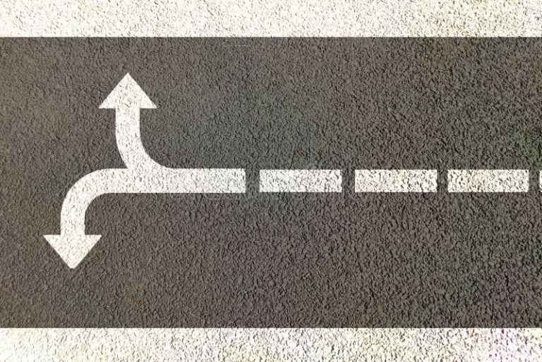 caminos divergentes en un cruce de caminos