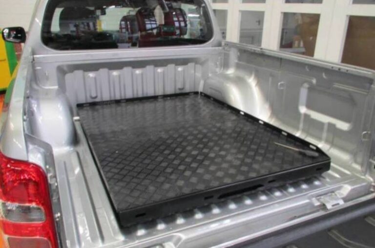 camioneta pick up con herramientas y accesorios