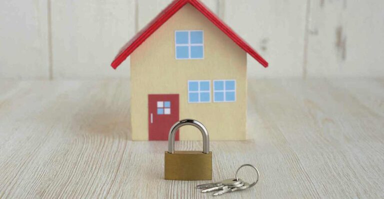 Pueden embargar una casa que no está a mi nombre en México 1 casa con candado y signo de advertencia