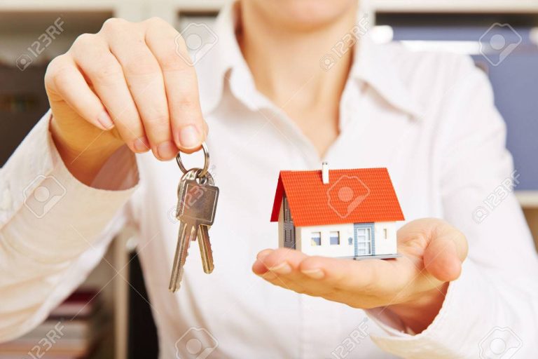 Cómo realizar el traspaso de casas con crédito Infonavit 42 casa con llaves y documentos en mano