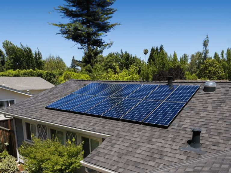 Por qué es crucial ahorrar energía eléctrica en nuestros hogares 44 casa con paneles solares en el techo