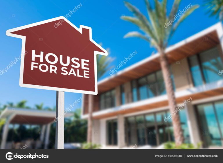 Qué servicios ofrece Inmobiliaria Los Reyes Fiasa SA de CV 22 casa moderna con letrero de venta