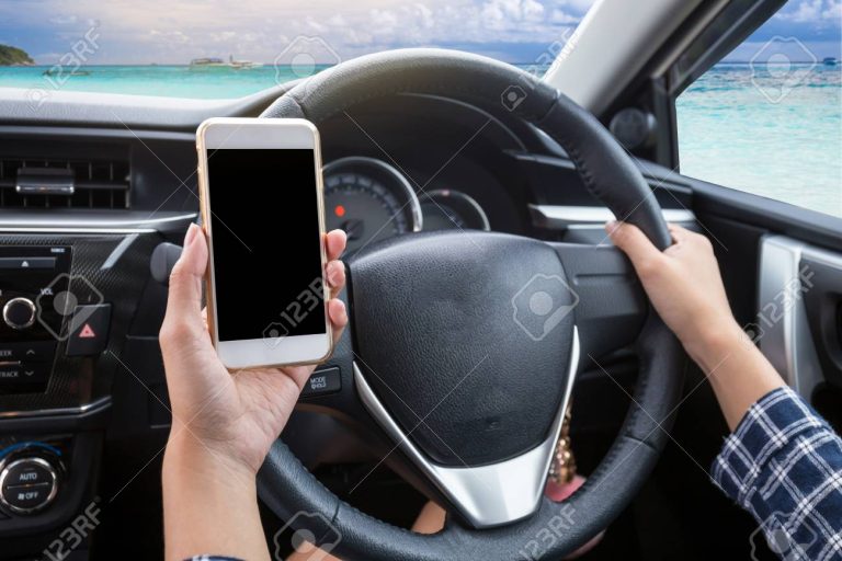 Qué multas existen por usar el celular mientras manejas en México 31 celular y volante con fondo de carretera