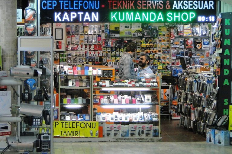 Qué celulares baratos puedo comprar en OXXO 41 celulares economicos en un mostrador de tienda