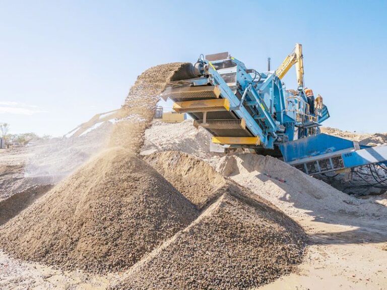 cemento roto en proceso de reciclaje