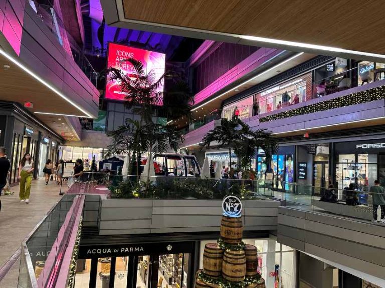 Qué servicios y tiendas ofrece Movistar Town Center en Nicolás Romero 2 centro comercial moderno con tiendas variadas