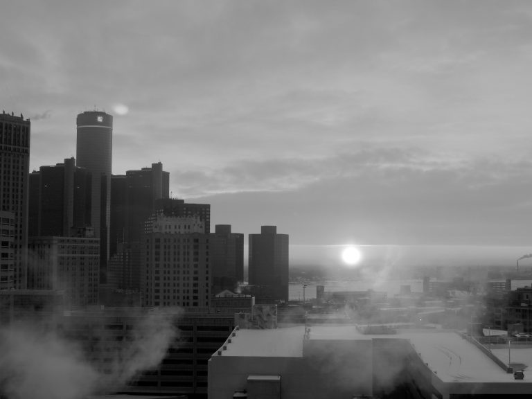 Qué Significa Para Ti La Contaminación Atmosférica y Sus Efectos 3 cielo gris con smog y edificios urbanos