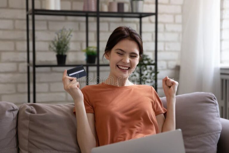 Cómo Comprar en Totalplay Shop de Forma Fácil y Rápida 27 cliente feliz comprando en linea