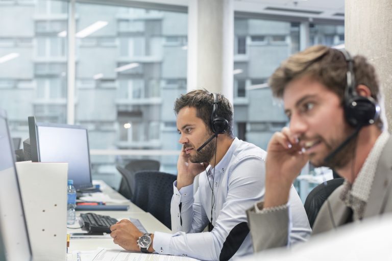 CFE abre los sábados para atención al cliente y pagos 23 clientes en una oficina de atencion al publico