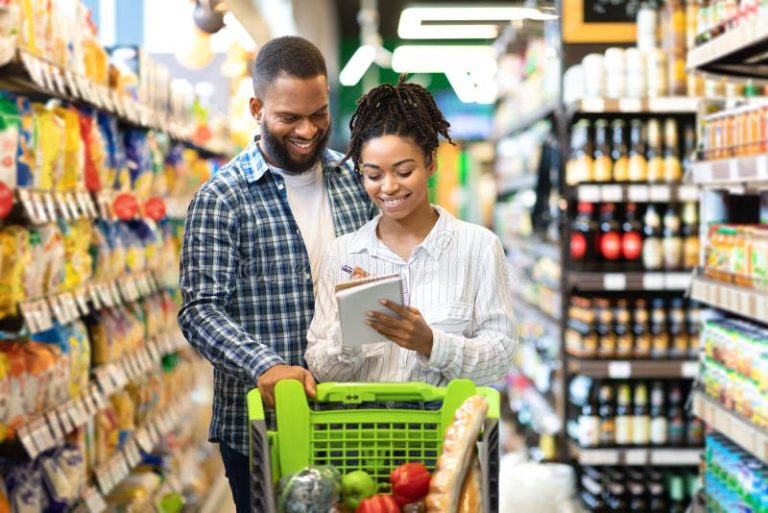 Qué ejemplos de empresas Business to Consumer son más destacados 31 clientes felices comprando en una tienda