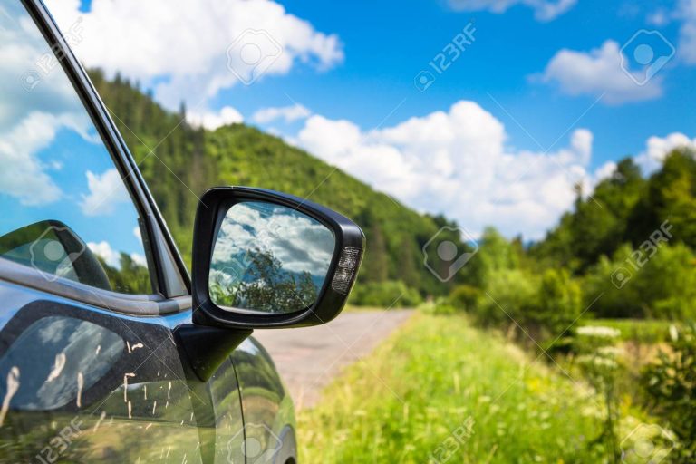 coche en carretera con fondo de paisaje
