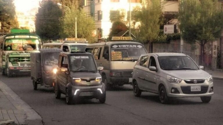 Cómo adquirir autos a crédito en La Paz, BCS fácilmente 24 coche moderno en una carretera de la paz