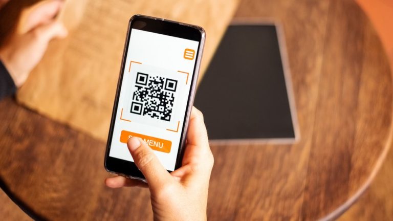 codigo qr escaneando un smartphone