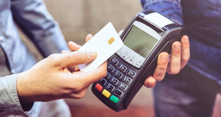 Cuáles son las comisiones por pagos con tarjeta que debes conocer 48 comercio realizando un pago con tarjeta