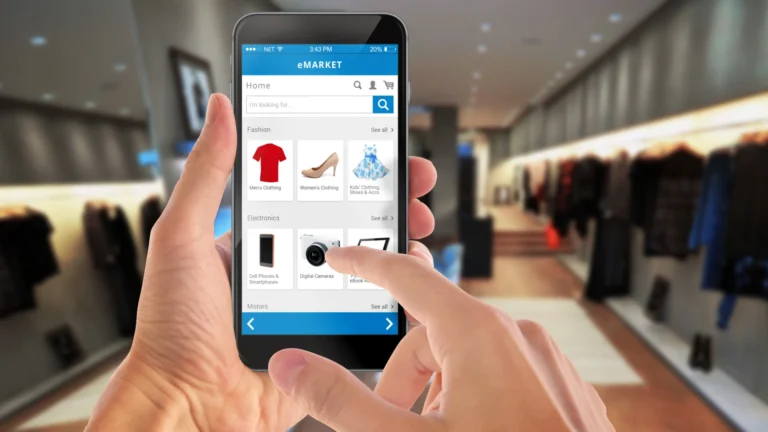 Qué tan seguro es comprar en Mercado Libre y cómo protegerse 54 comprador analizando productos en linea