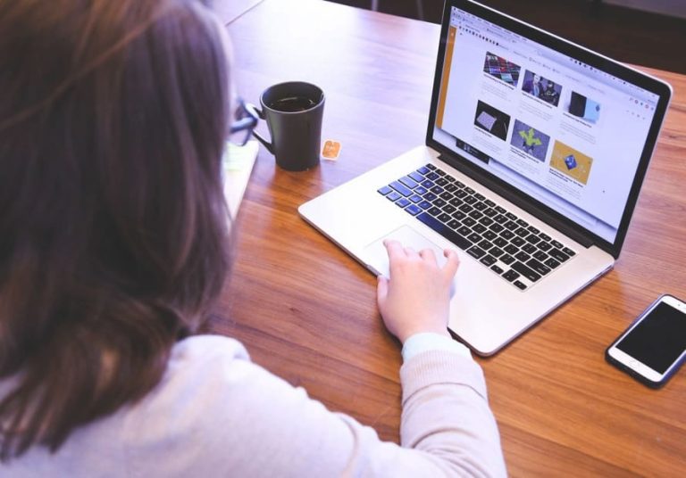 Cómo puedo encontrar el año de publicación de una página web 41 computadora mostrando una pagina web abierta
