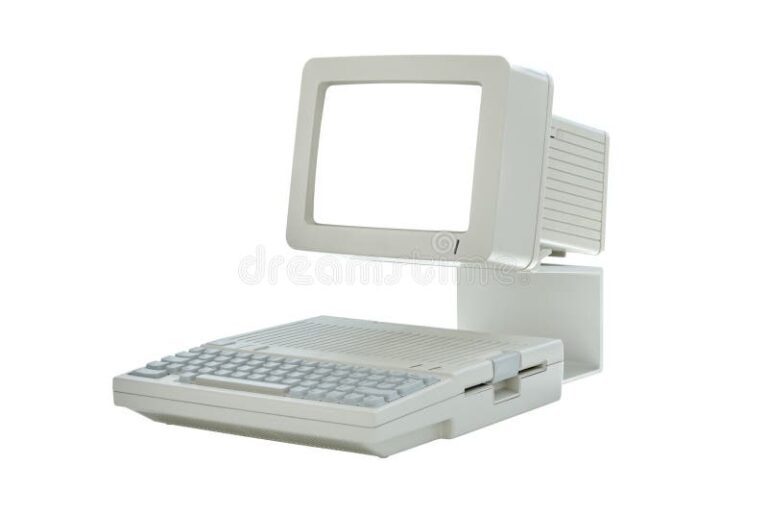 computadora vintage con pantalla en blanco