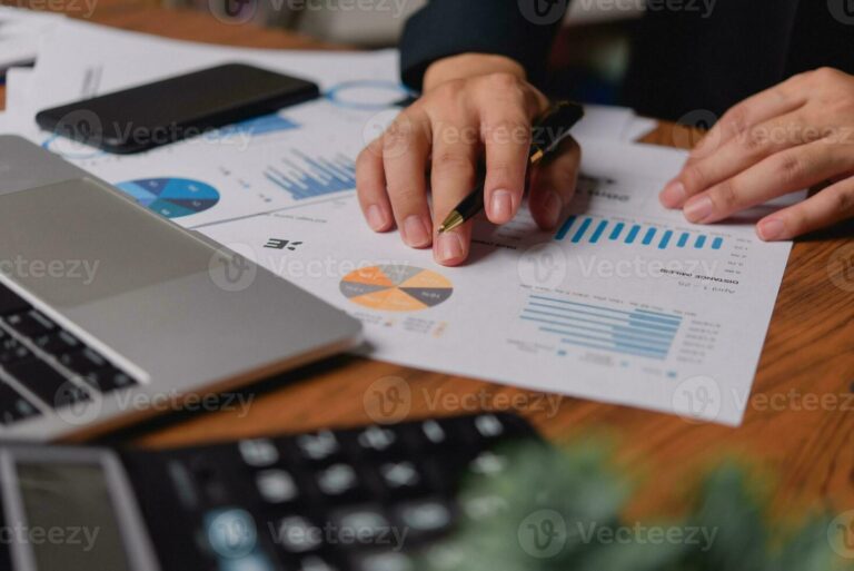 Qué palabras inspiradoras se pueden dedicar a un contador en su dÃa 1 contador trabajando con calculadora y documentos