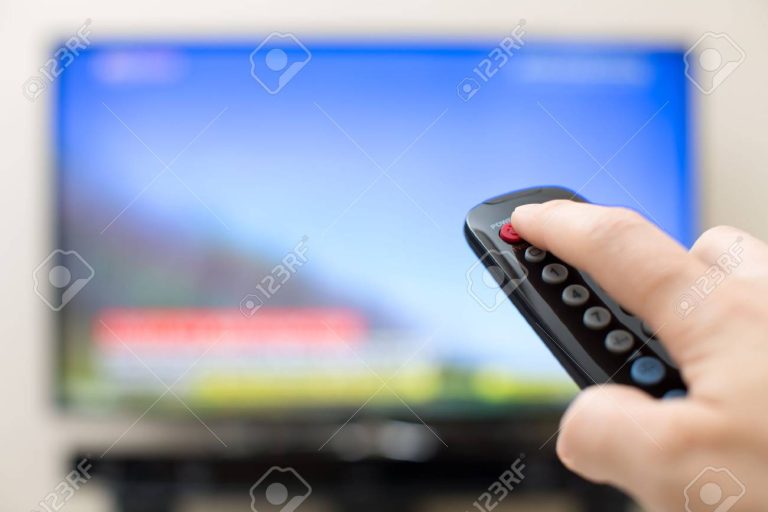 Cómo puedo contratar Fox Sports en mi paquete de televisión 49 control remoto y television encendida