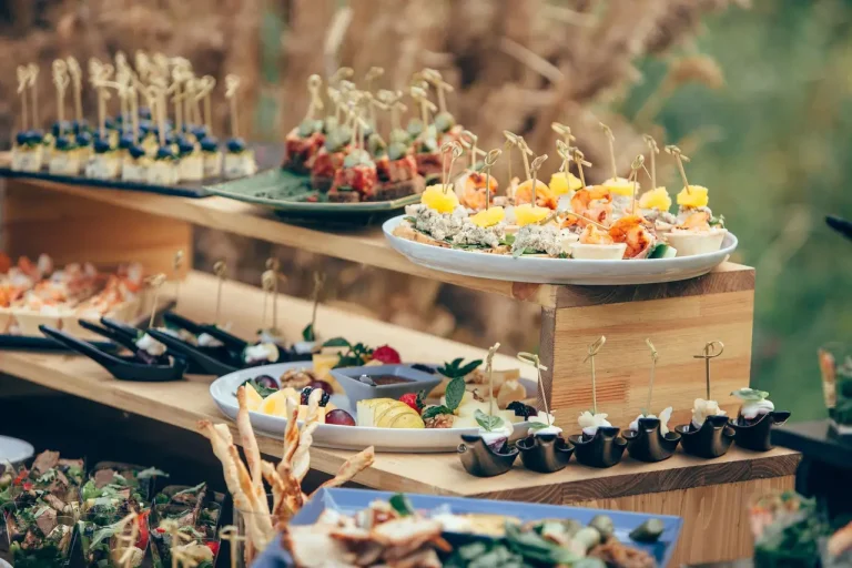 Qué platillos ofrece Buffet El Lugar de Max en su menú 29 deliciosos platillos buffet en presentacion colorida